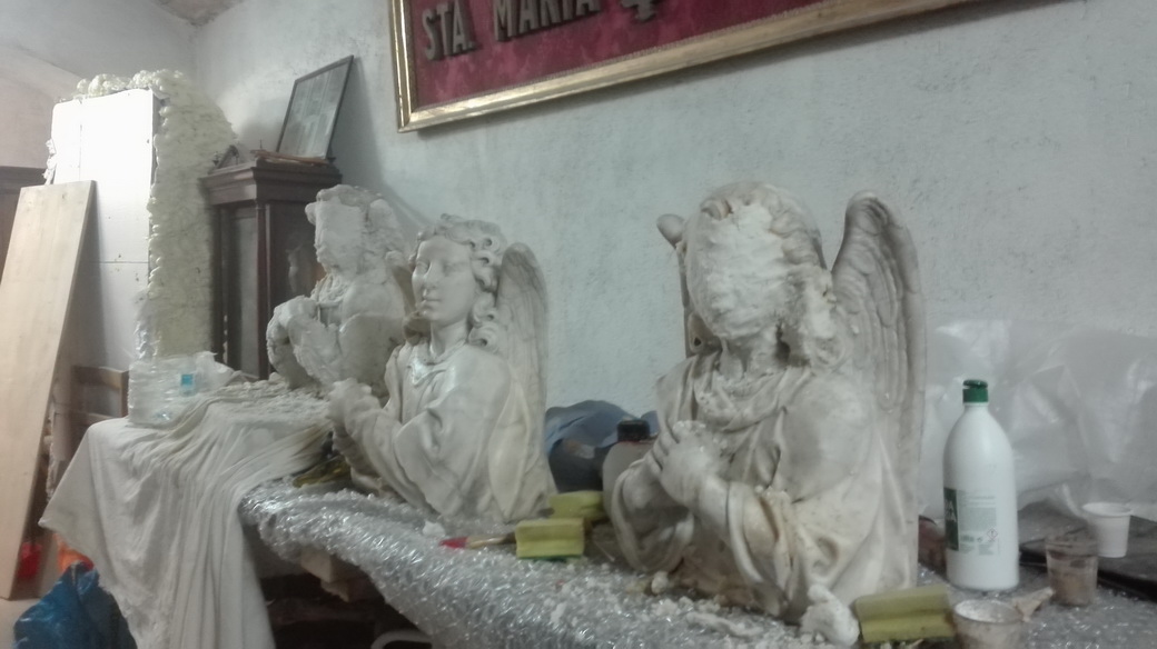 Busts de marbre al taller abans de la intervenció