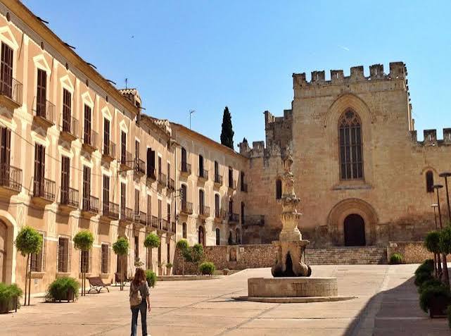 Vista general de la façana principal del Monestir de Santes Creus