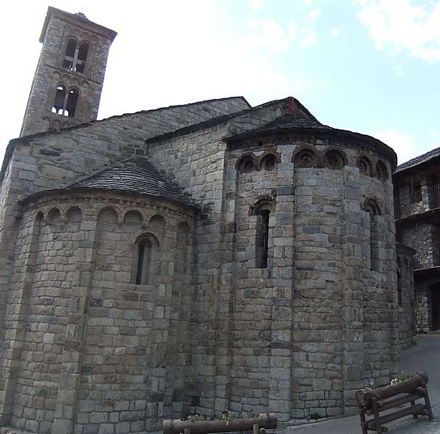 Vista general exterior de l'església de Santa Maria de Taüll